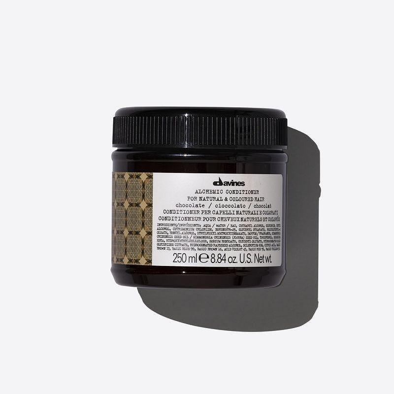 Подчертаващ цвета балсам за тъмно кестеняви до черни тонове Davines Alchemic conditioner Chocolate 250 мл