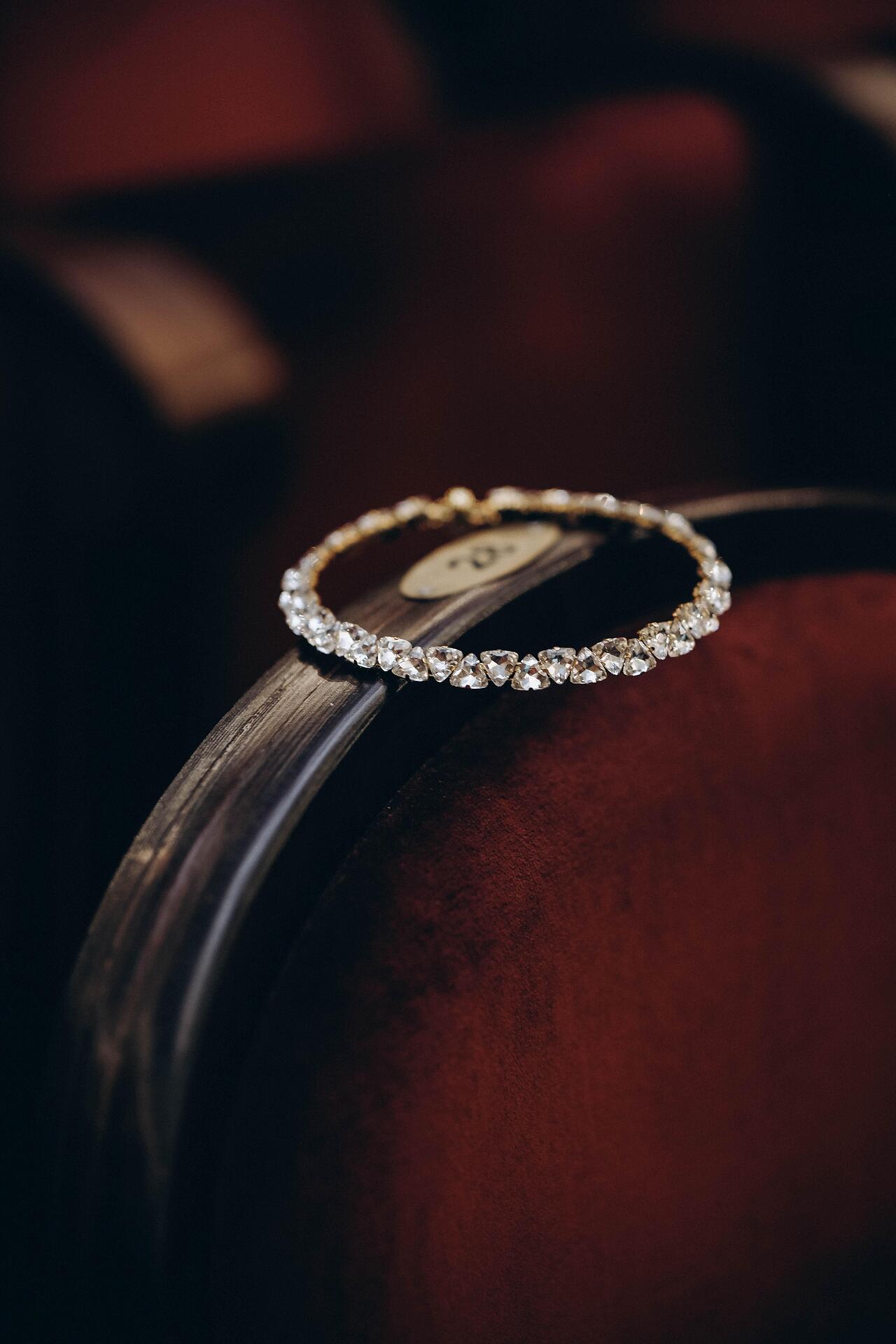 Комплект от колие, гривна и обеци с камъни: Luxe