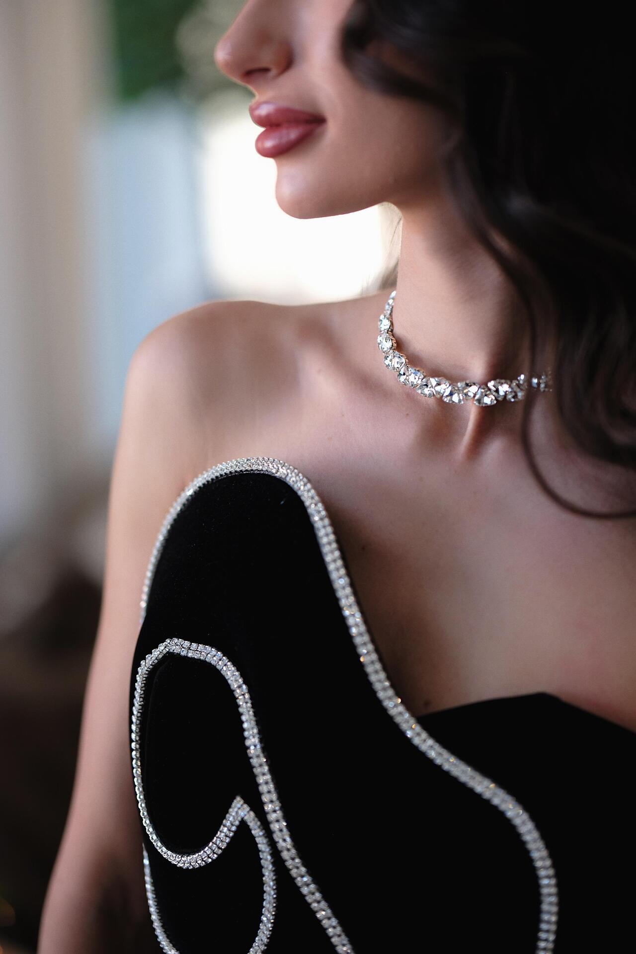 Комплект от колие, гривна и обеци с камъни: Luxe