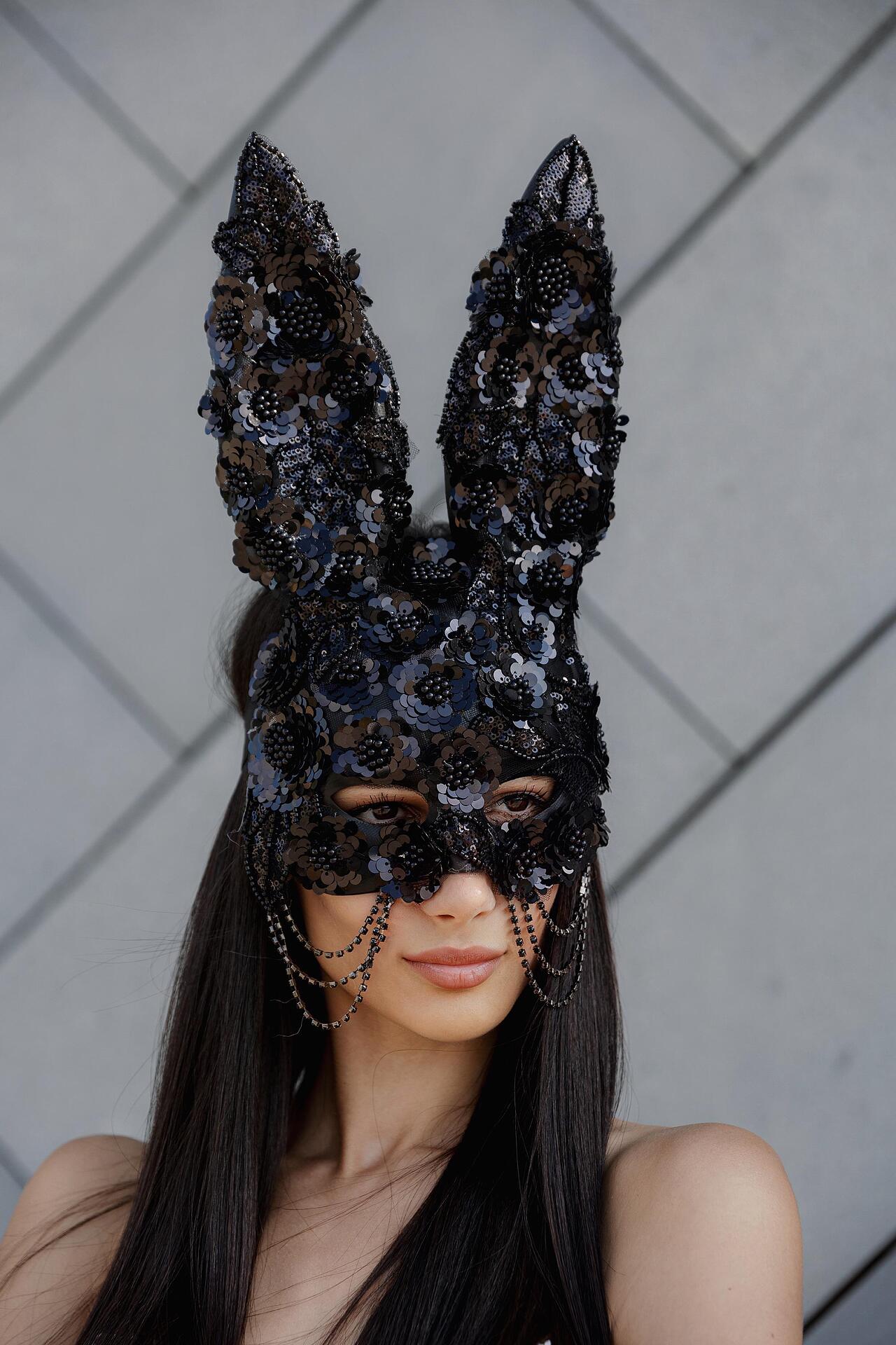 Маска зайче в черно: Mysterious Bunny