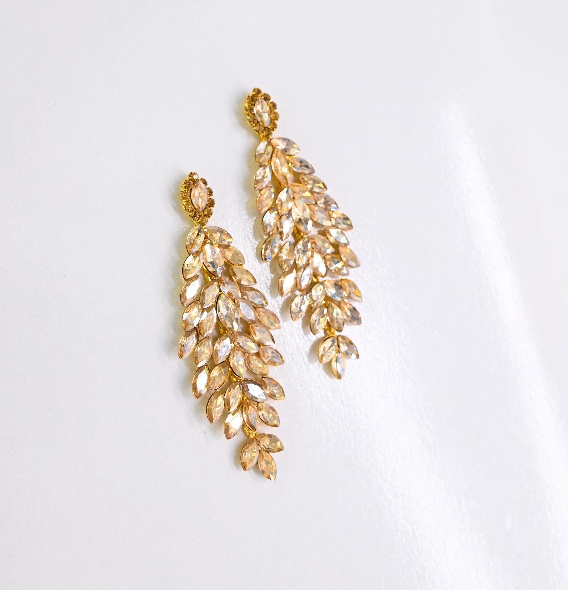 Обеци: Long Gold Earrings