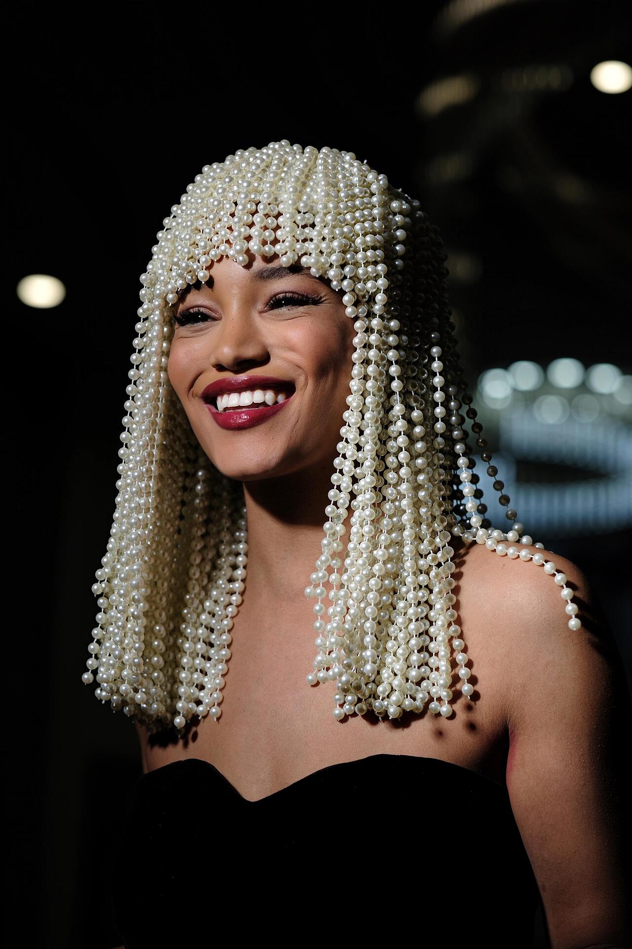 Перука с ръчно нашити бели перли White Pearls