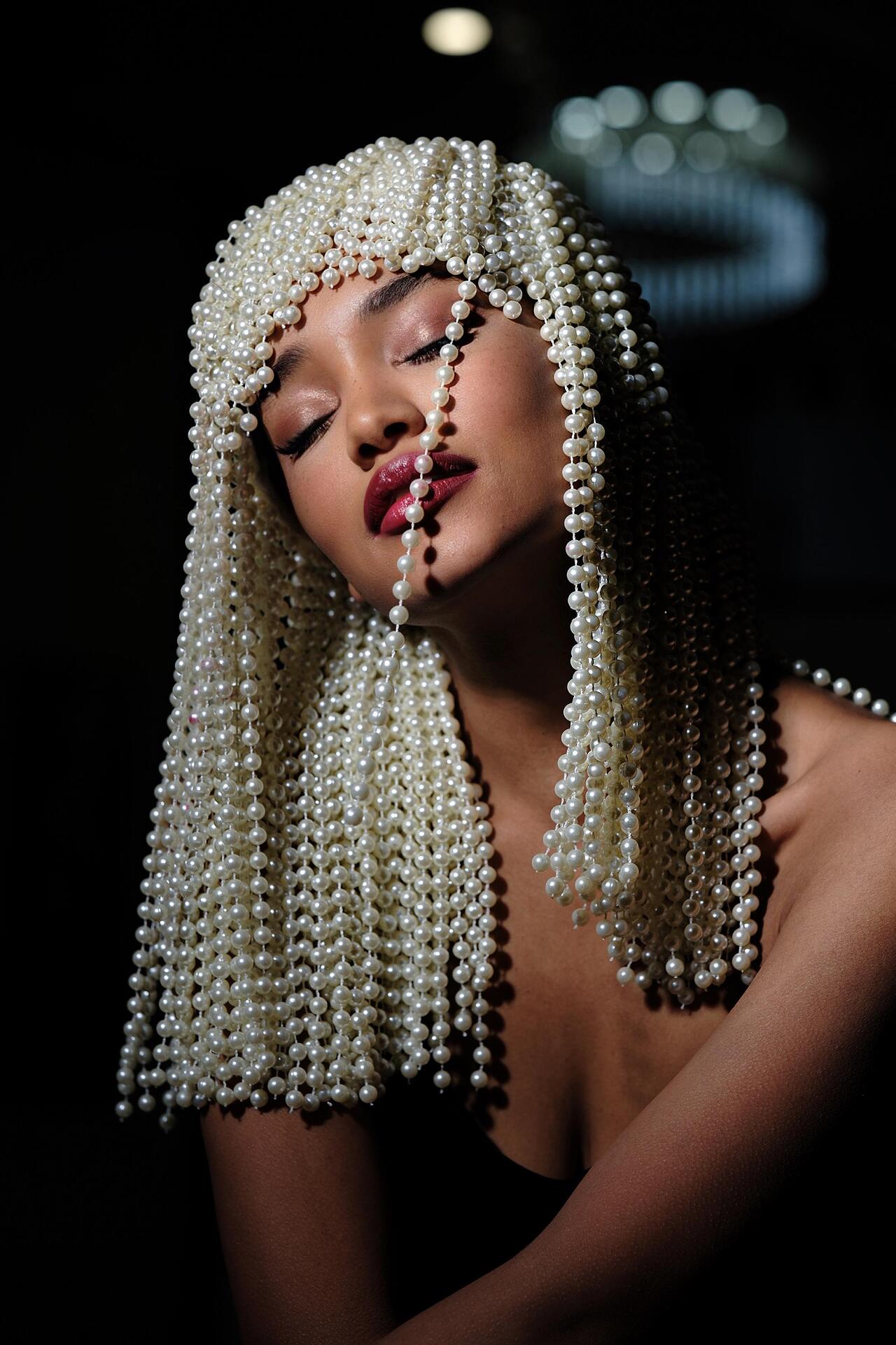 Перука с ръчно нашити бели перли White Pearls