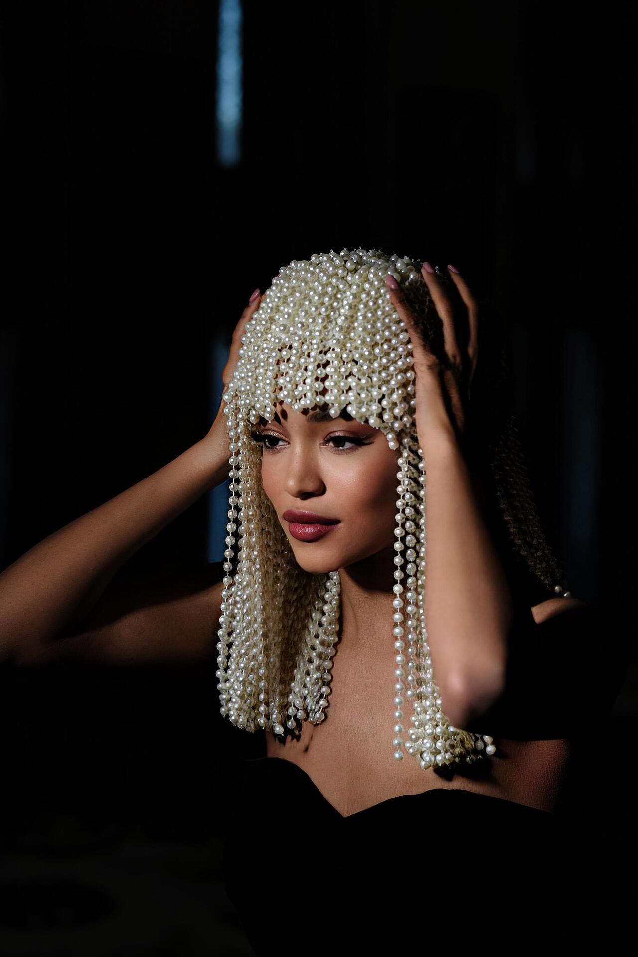 Перука с ръчно нашити бели перли White Pearls