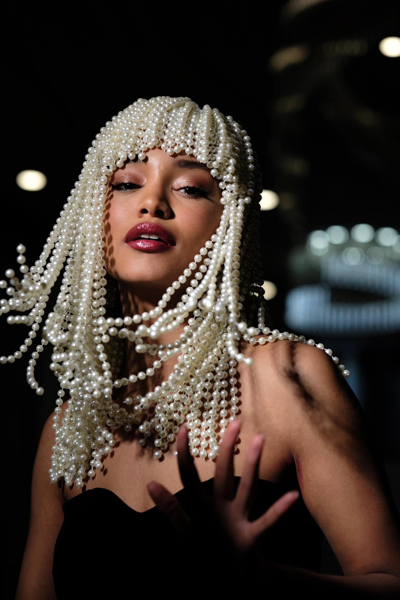 Перука с ръчно нашити бели перли White Pearls