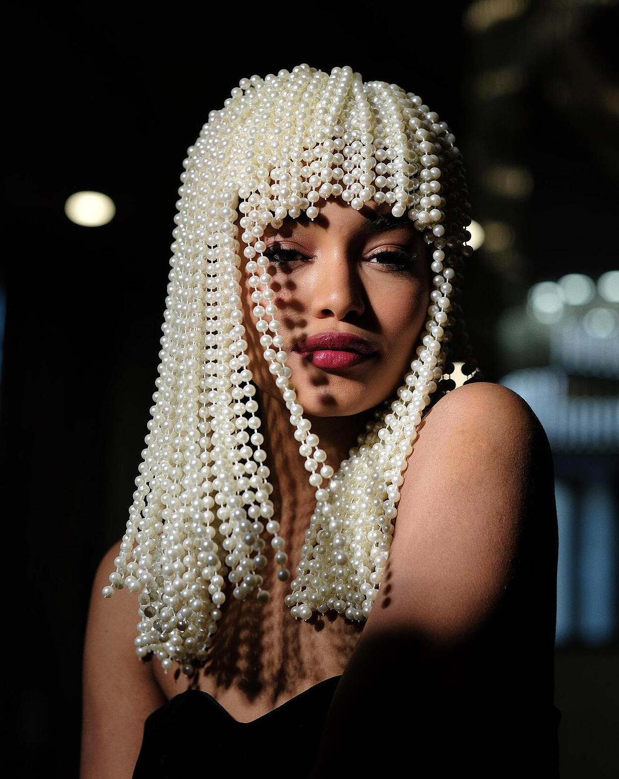 Перука с ръчно нашити бели перли White Pearls
