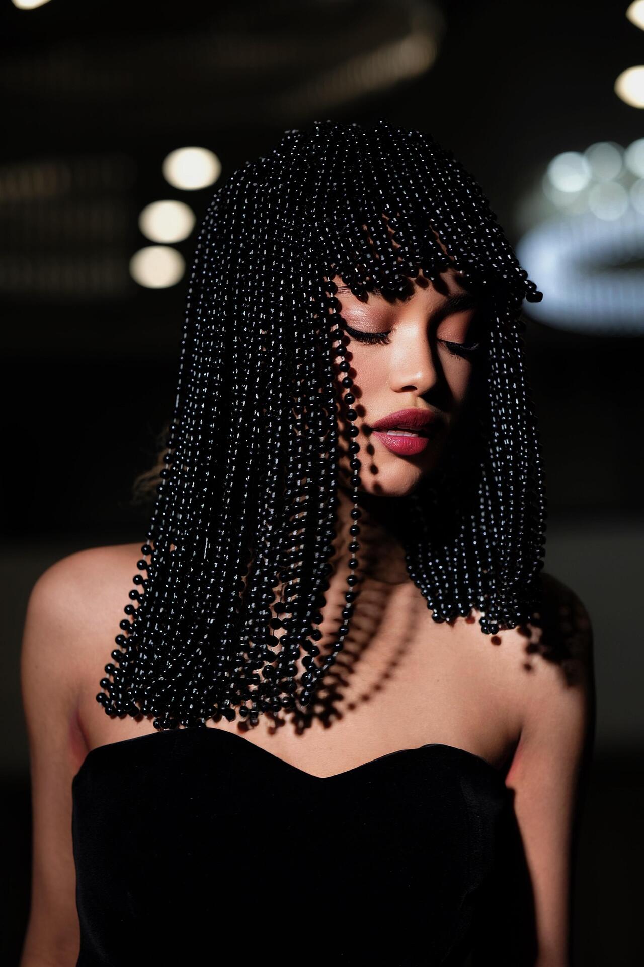 Перука с ръчно нашити черни перли Black Pearls