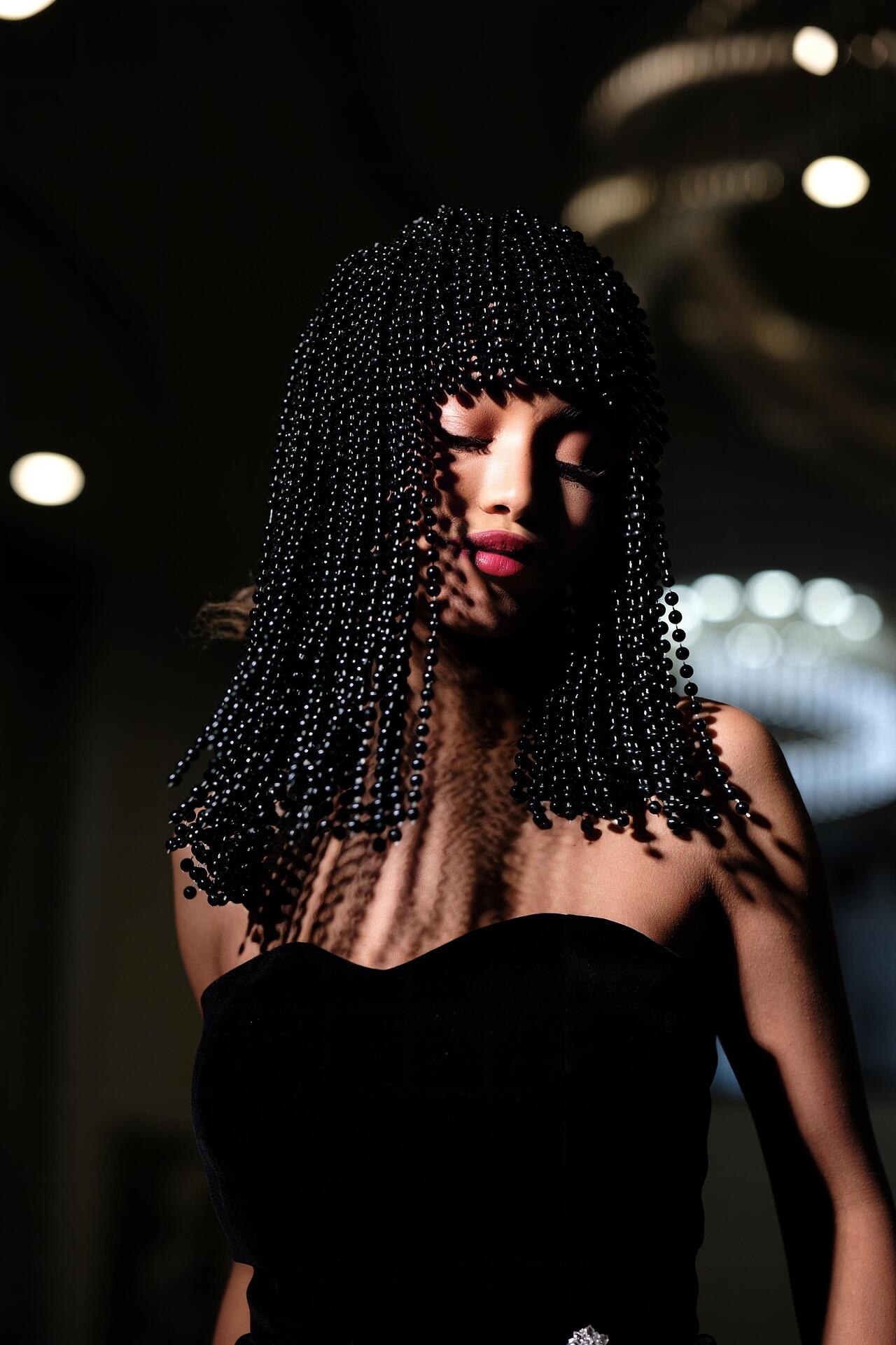 Перука с ръчно нашити черни перли Black Pearls