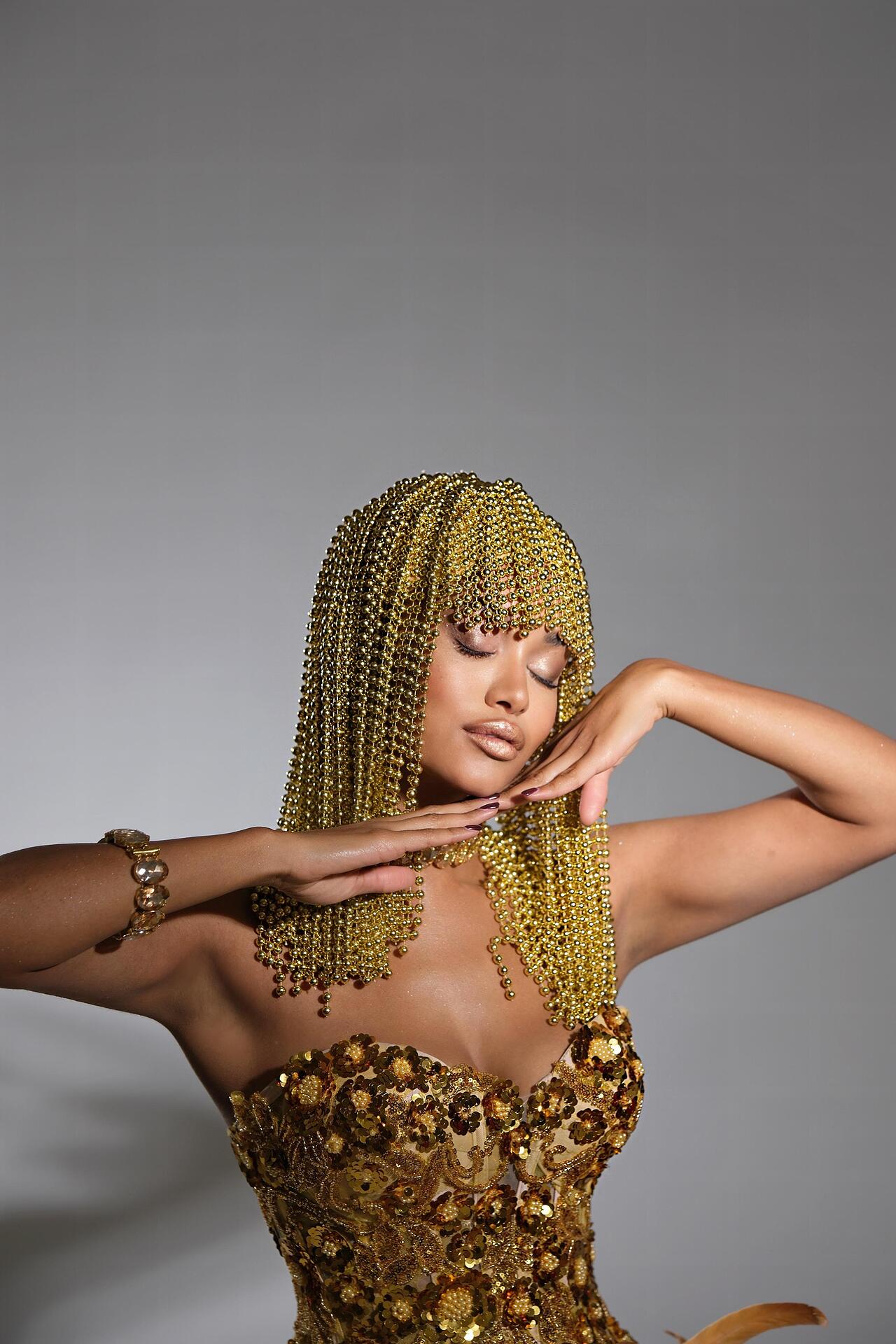 Перука със златисти перли: Gold Pearls