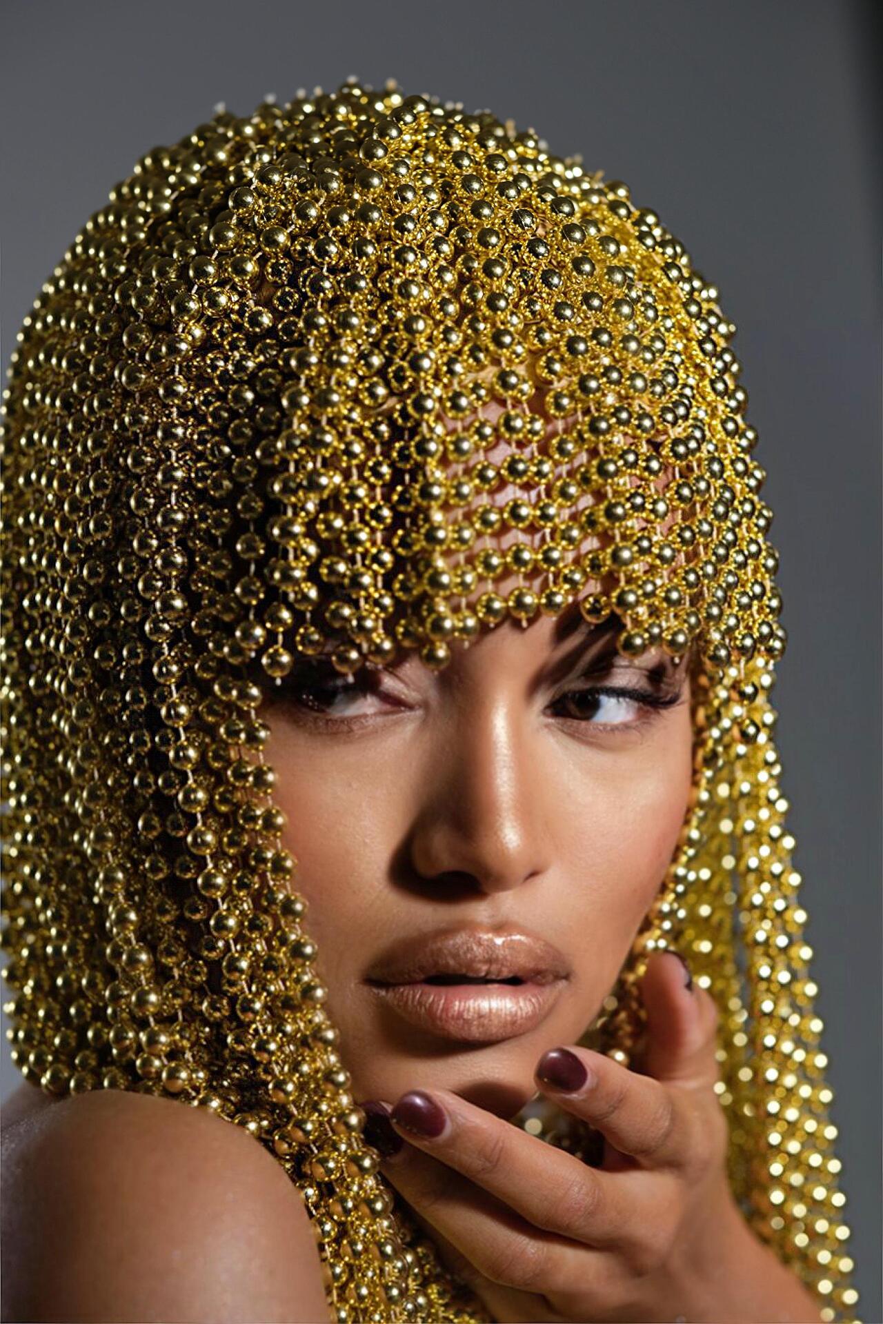 Перука със златисти перли: Gold Pearls