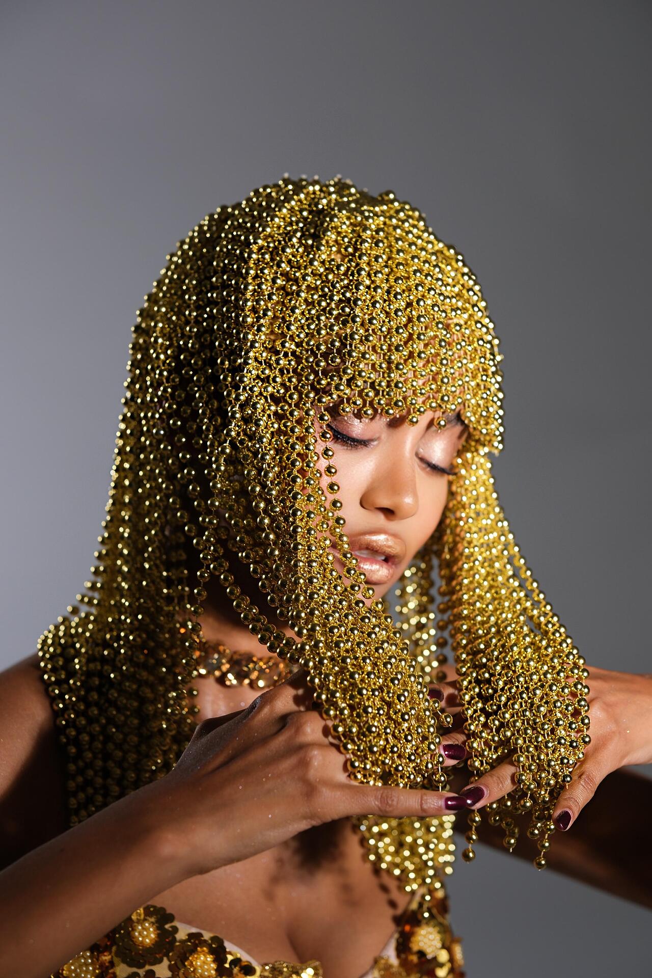 Перука със златисти перли: Gold Pearls