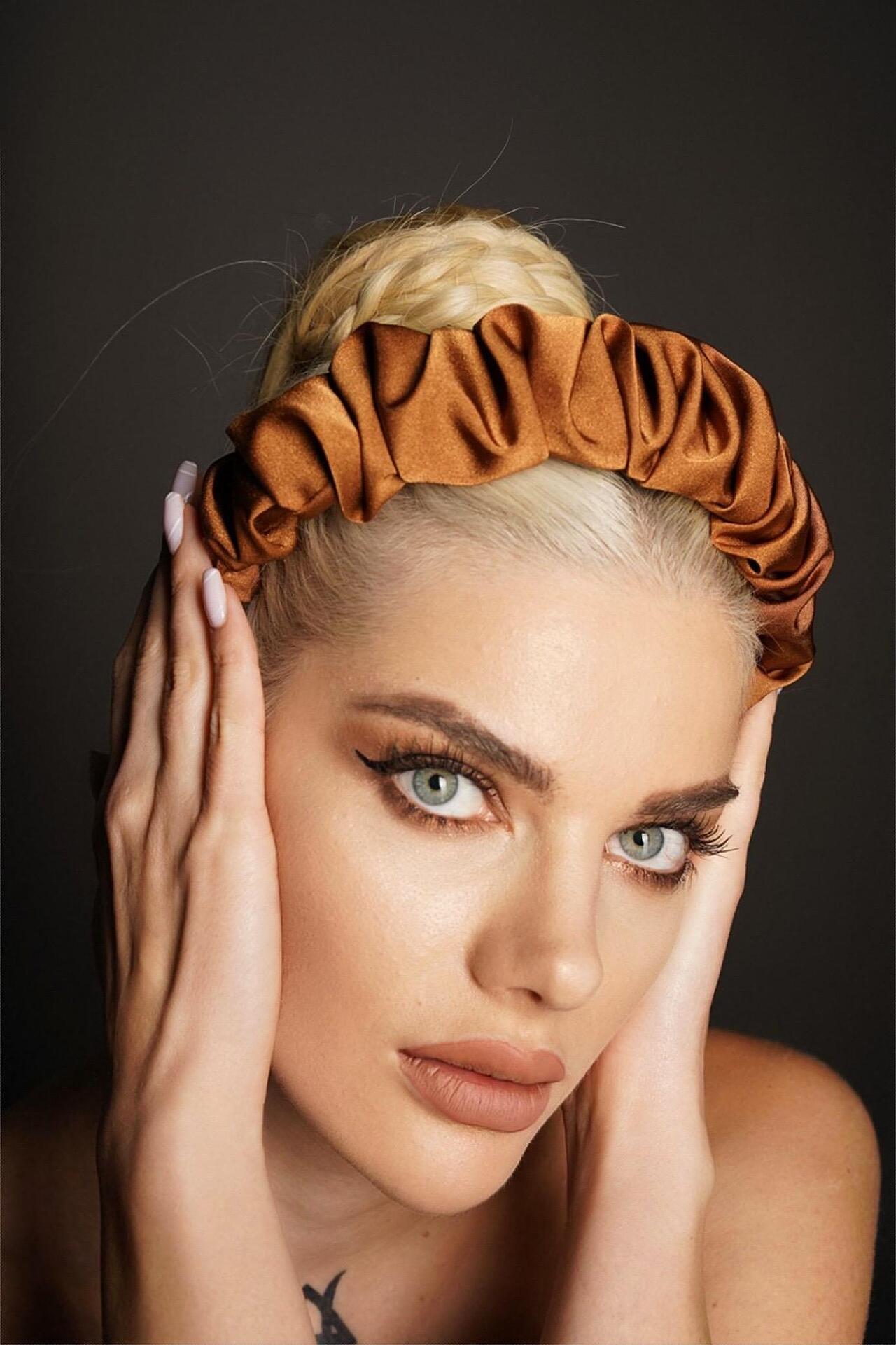 Сатенена диадема: Almond