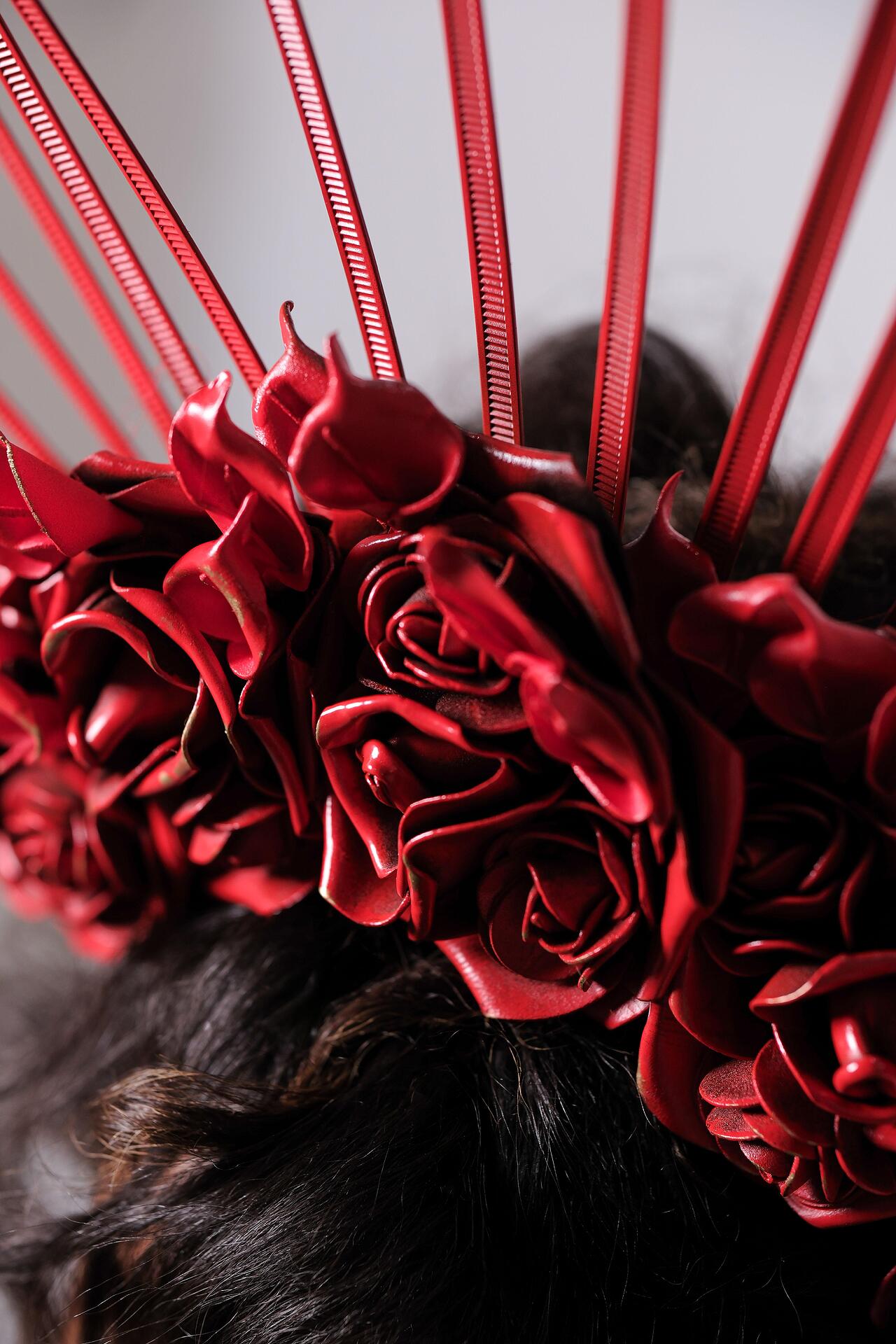 Сценичен аксесоар с текстилни рози в червено: Ethereal Red