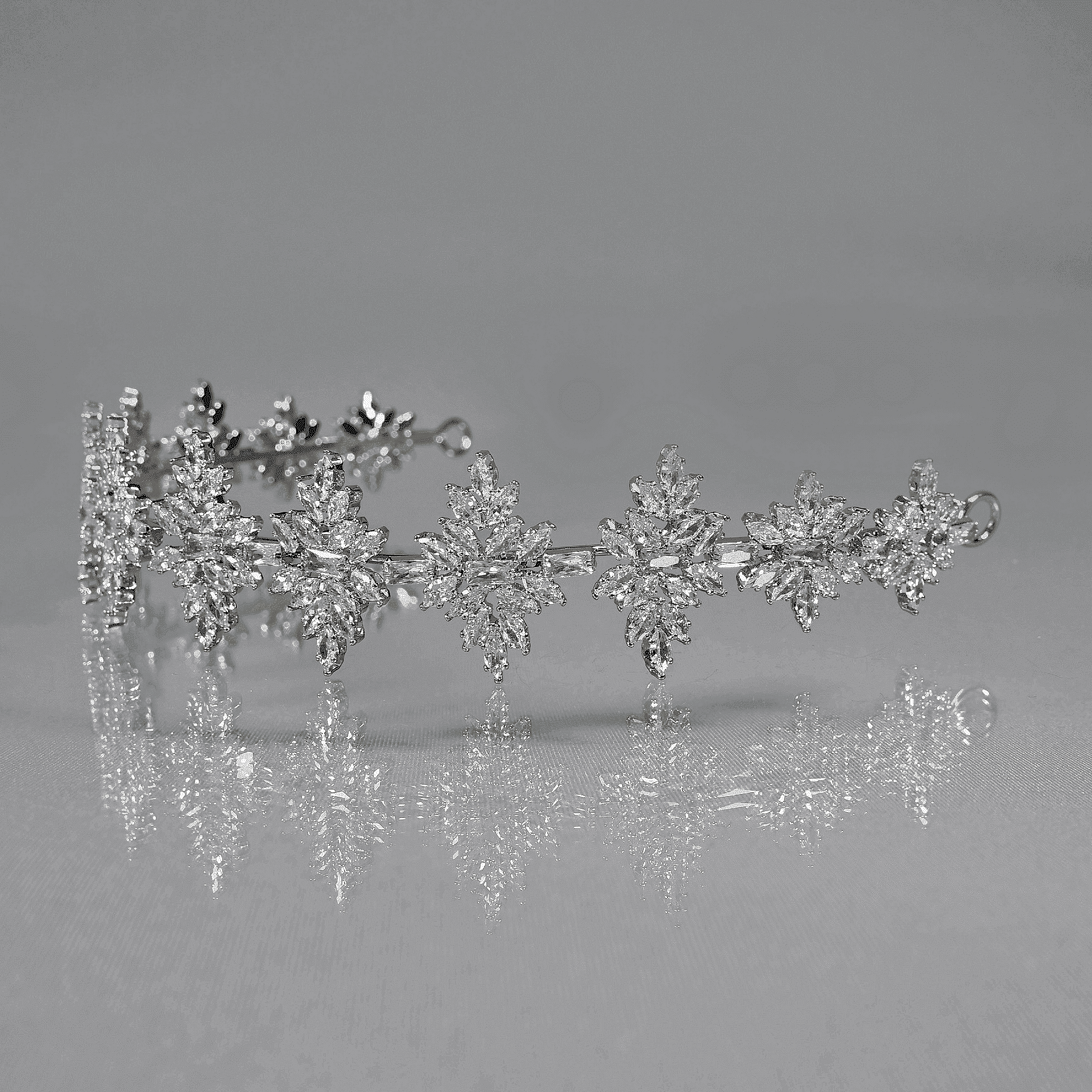 Тиара: Wedding Accessory