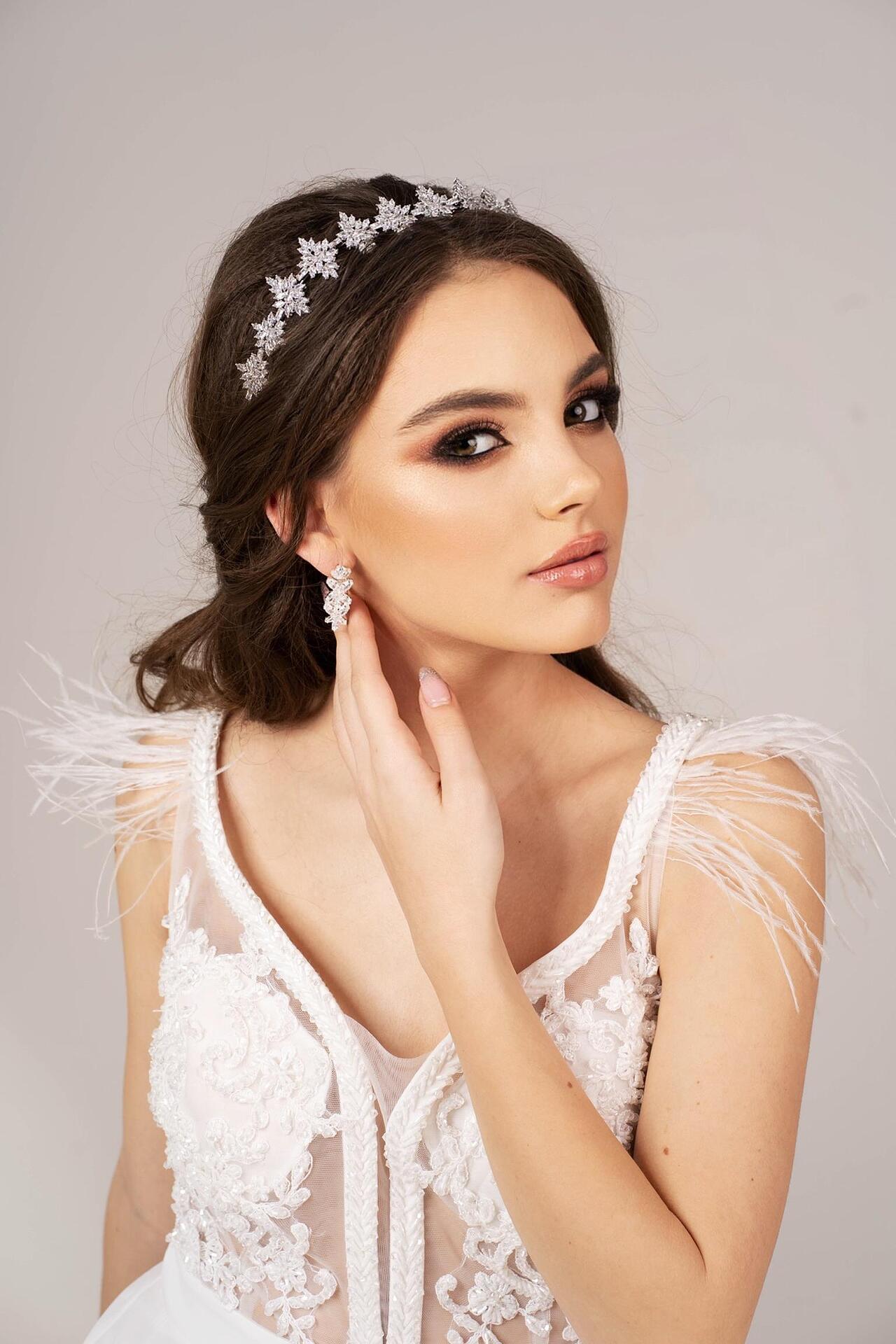 Тиара: Wedding Accessory