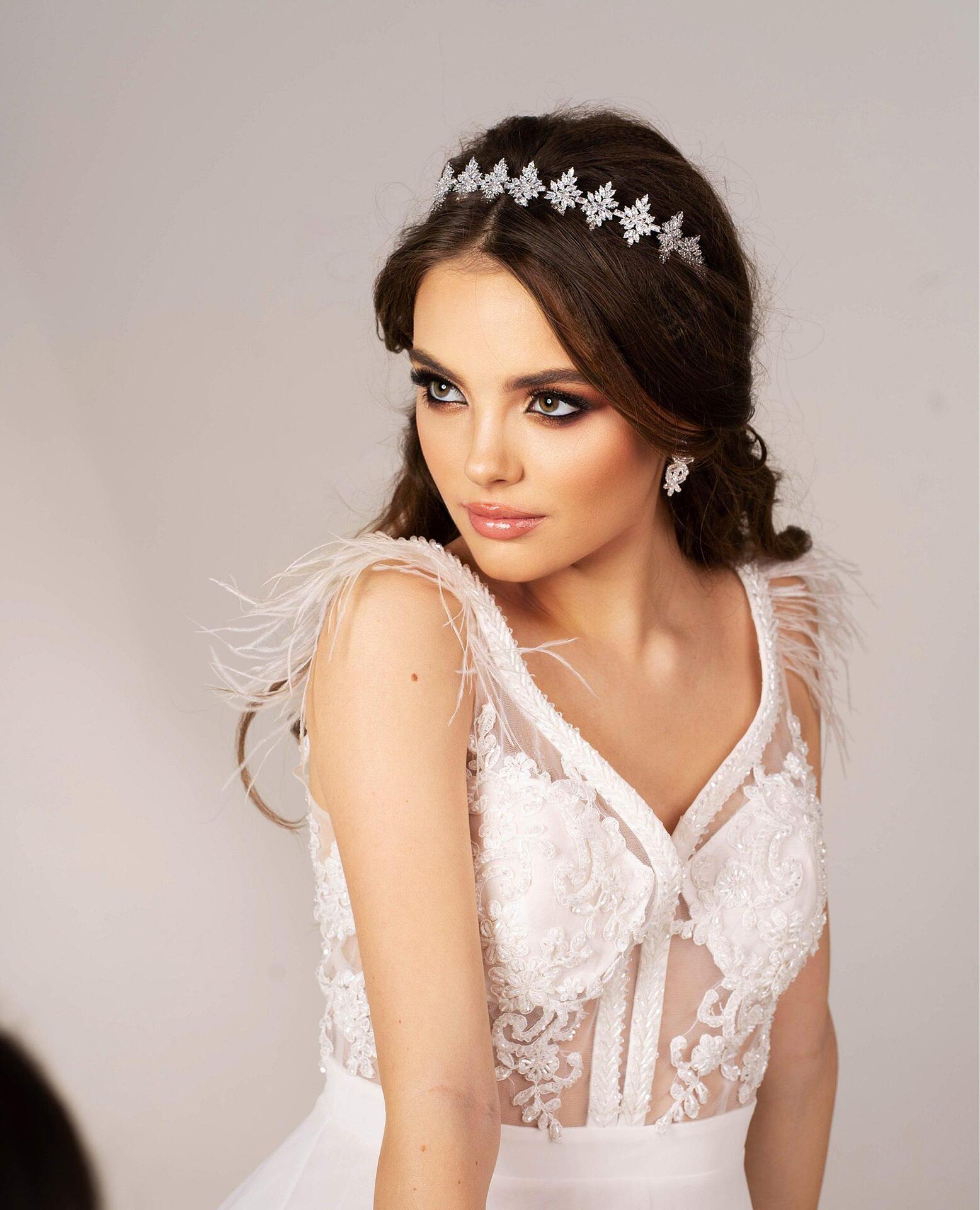Тиара: Wedding Accessory