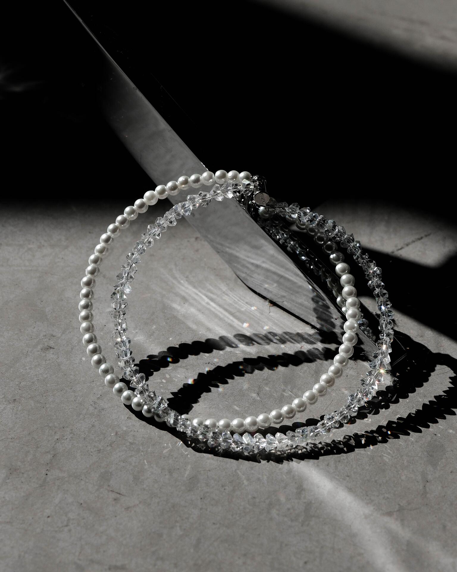 Твърдо колие в бяло: Pearl and Shine
