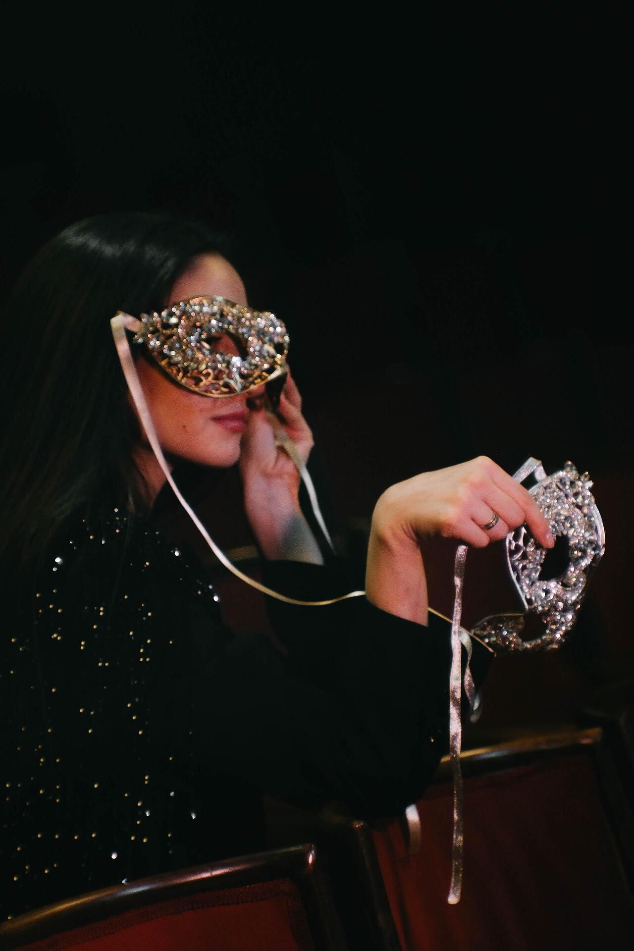 Златиста сценична маска с камъни: Masquerade