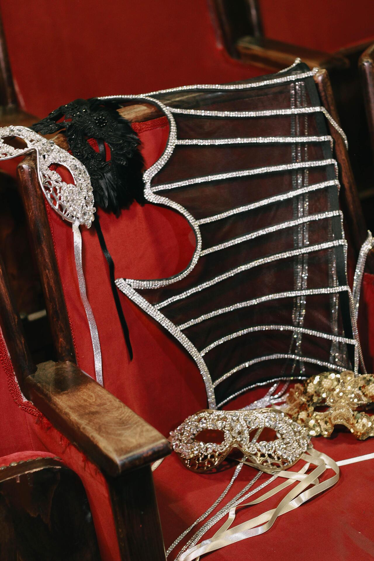 Златиста сценична маска с камъни: Masquerade