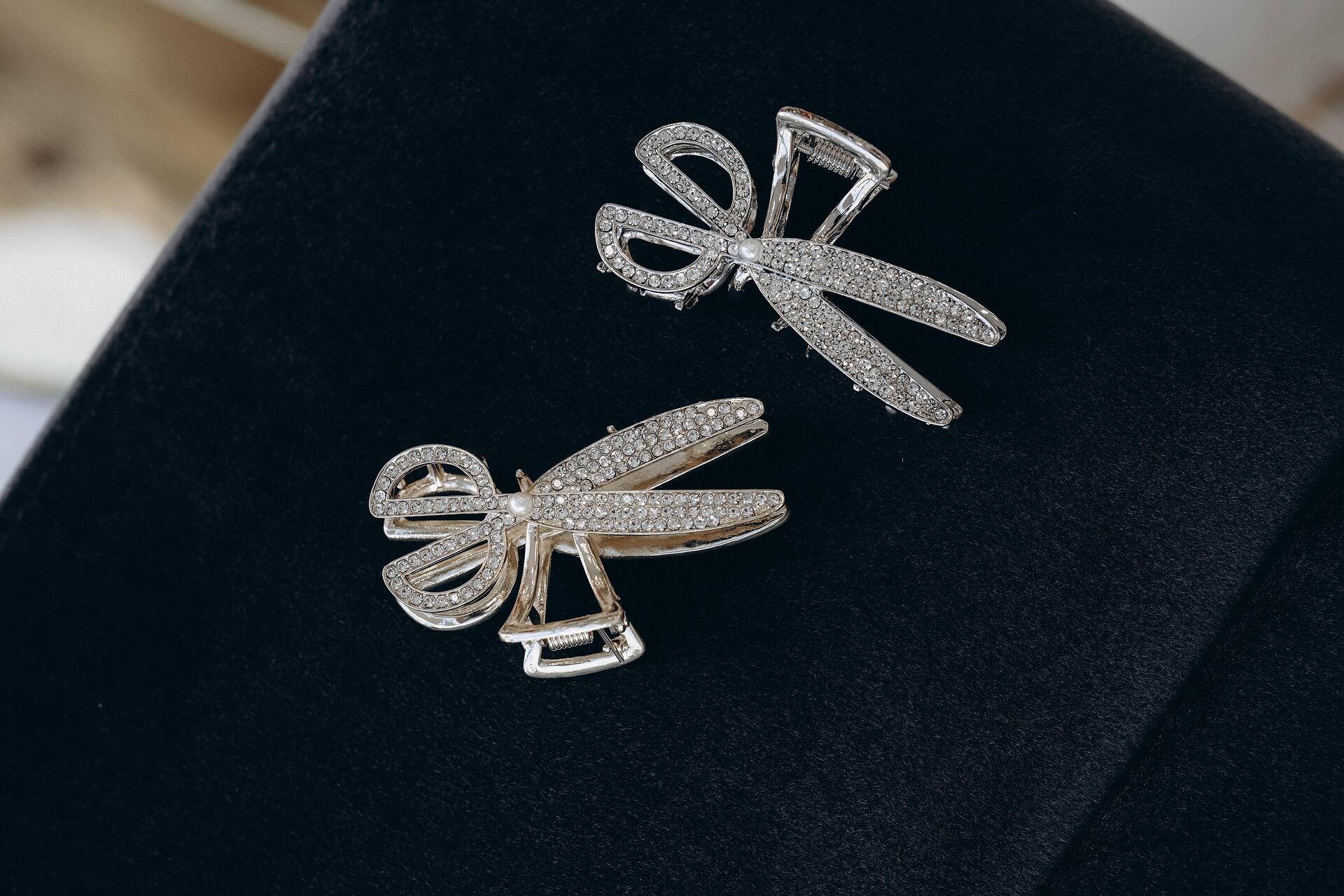 Златиста шнола за коса с форма на ножица